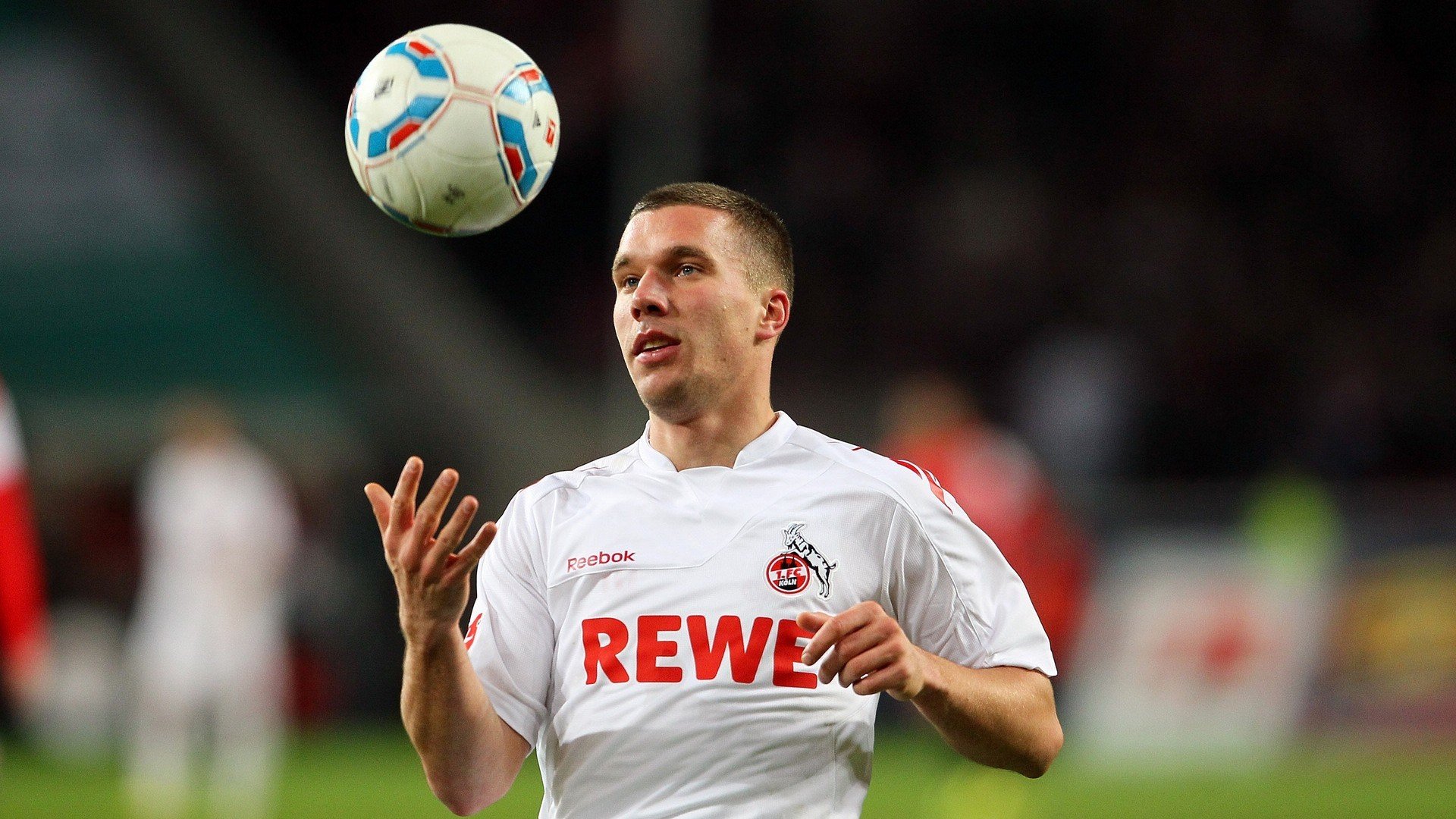 主赛场启用新地板材质，运动表现与安全兼顾，场地赛用什么车